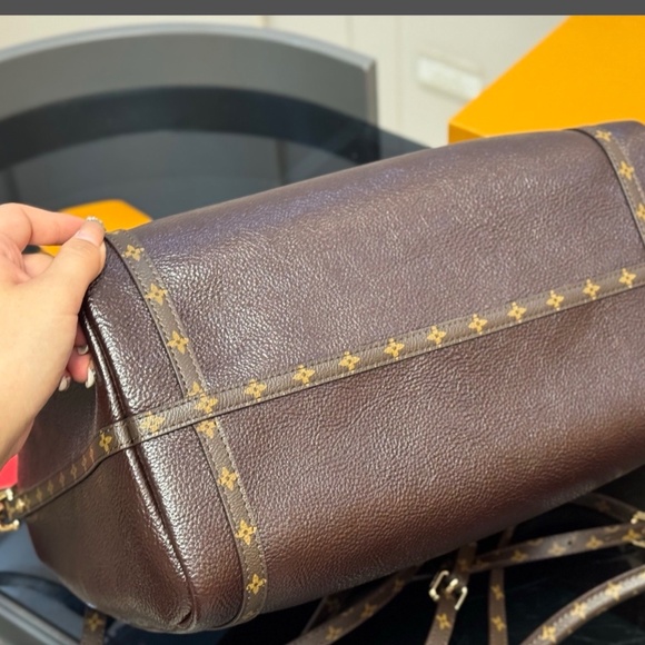 Medium Size reddish brown bag - Picture 2 of 3